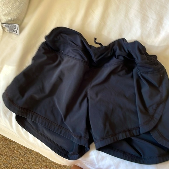 lululemon black shorts size 4! - Picture 2 of 2